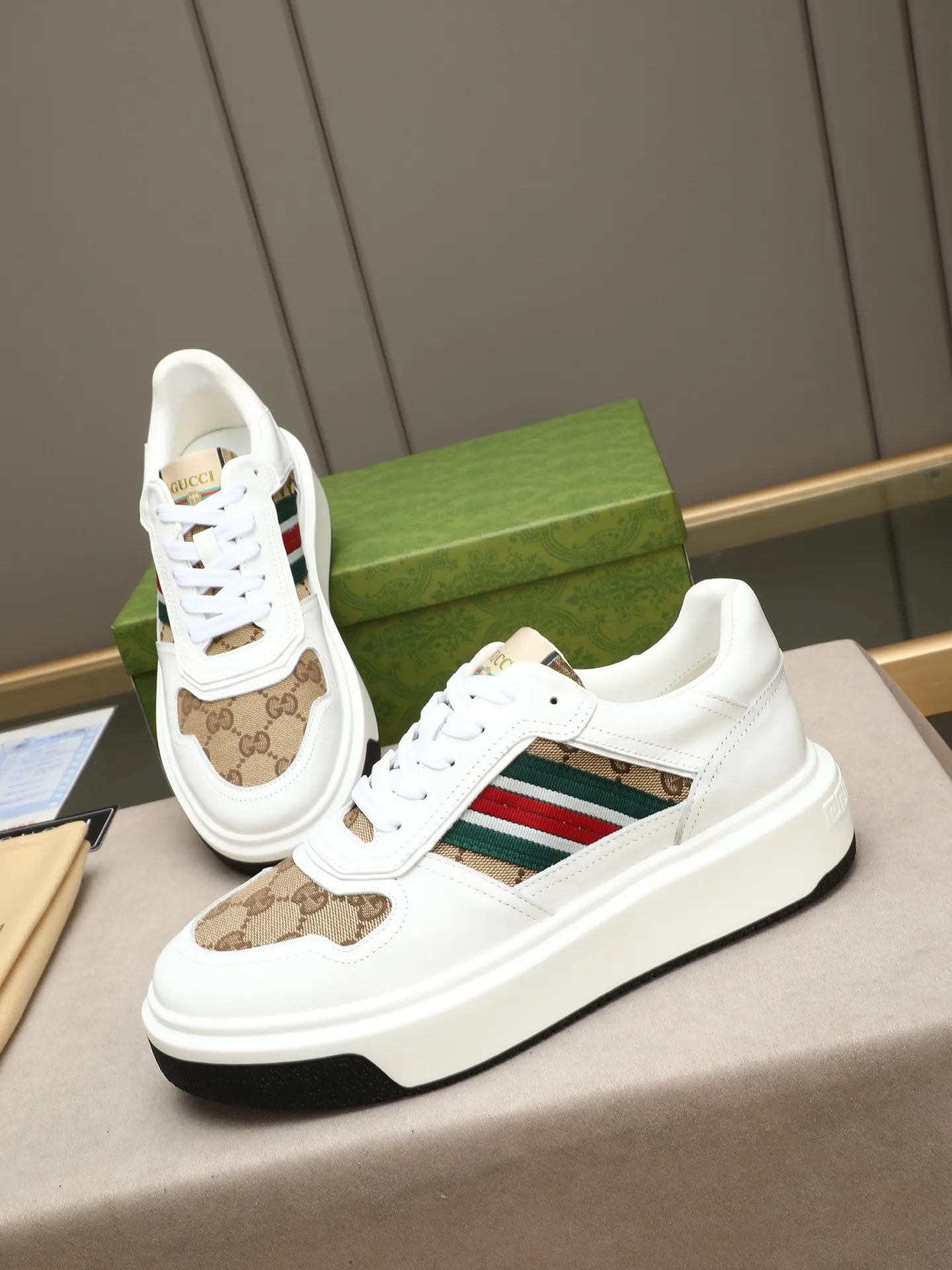 Men's shoes 💰480 New men's shoes GUCCI Fashion trend Made of first-layer calfskin ➕ washed sheep lining! The foot feels super comfortable and the workmanship is impeccable. Foam ultra-light outsole, size: 38-44 (45 customized) 3 colors to choose from!